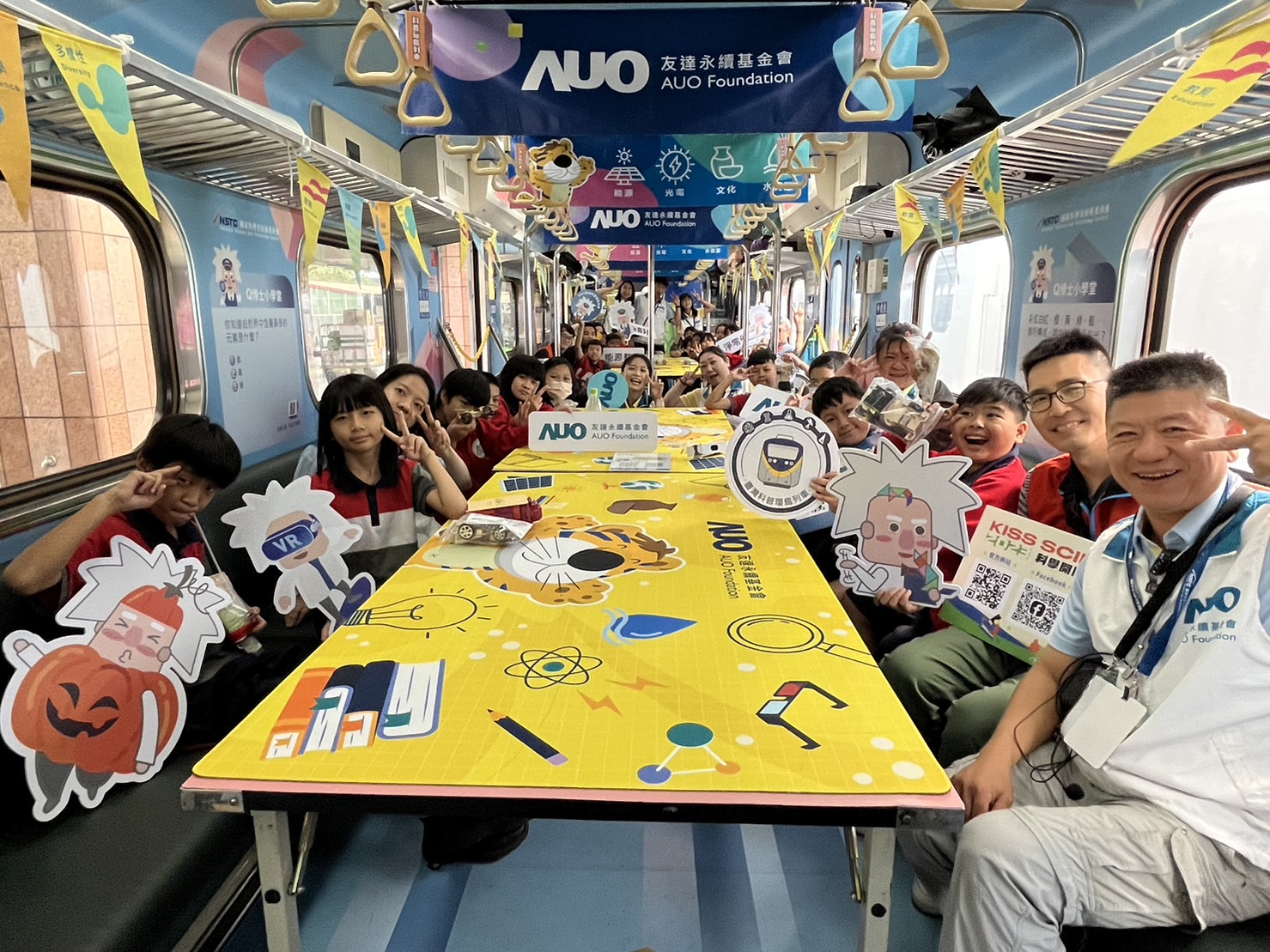 DB真人永續基金會參與「臺灣科普環島列車」，設計基礎科學車廂課程，以「淨零碳排和永續能源」為主題，讓學生透過創意實驗認識淨零知識，以及思考生活中的減碳行為